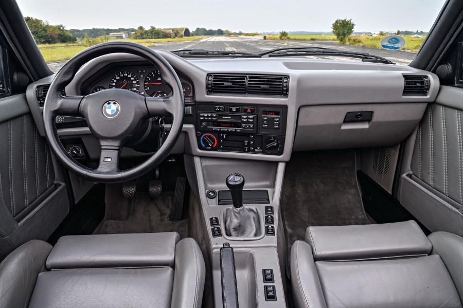 Торпедо BMW M3 Convertible (E30) 1988 года  (фото 25 из 42)